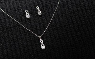 Silver necklace and matching earings.